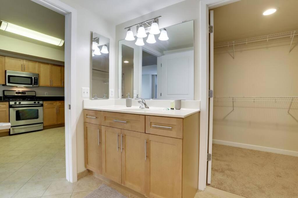 Fantastic 2 Bedroom Condo At Pentagon City Арлингтън Екстериор снимка